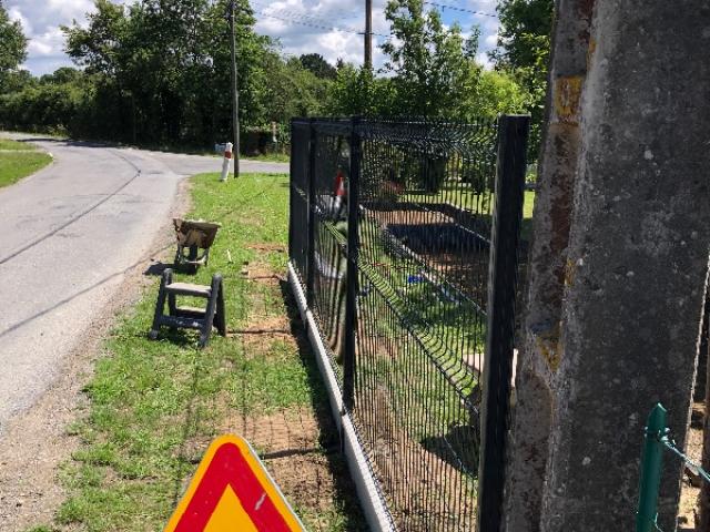 Installation de clôture panneau rigide avec soubassement béton à Malville